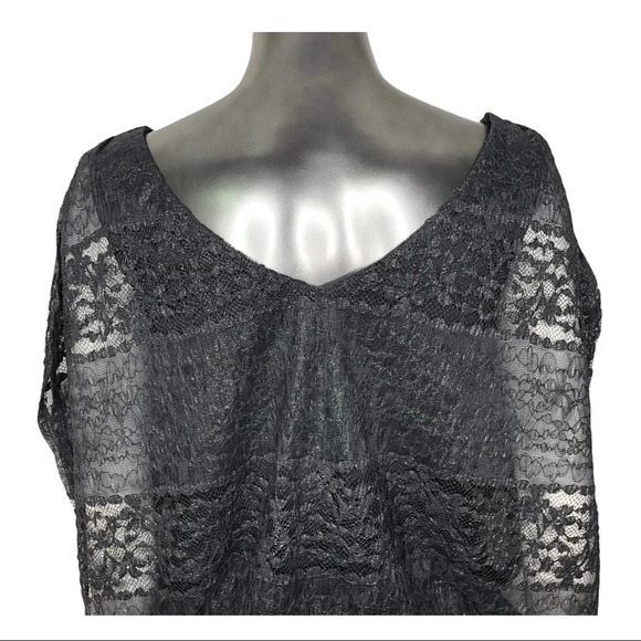 🛍️3/$40 Le  Chateau Grey Metallic Lace Top Size Small - Picture 5 of 5